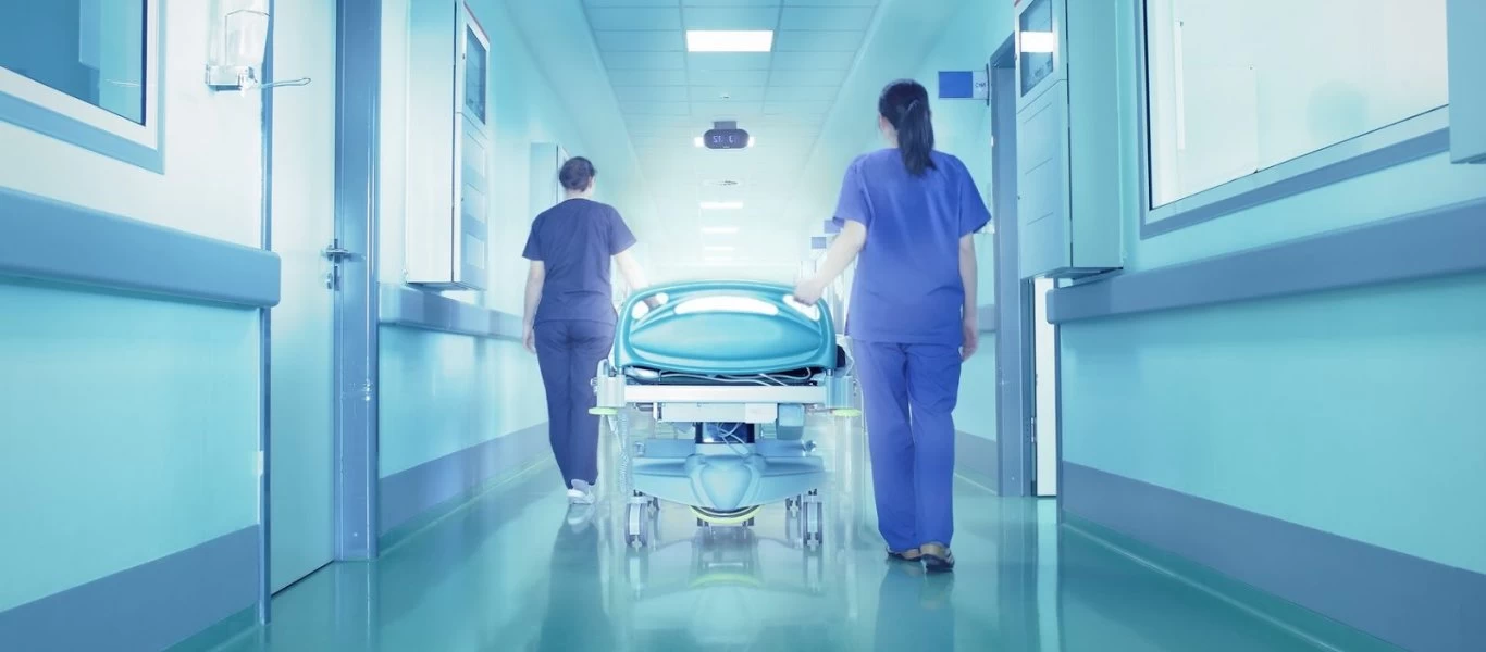 Τουρίστας πήγε για εξετάσεις σε δημόσιο νοσοκομείο της Σαντορίνης και τον χρέωσαν... 2.360 ευρώ